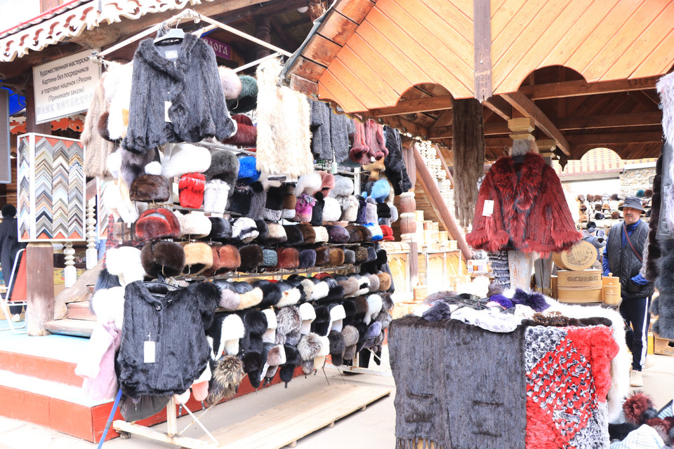 Gian hàng bán đồ áo Nga. (Ảnh: Hùng Võ/Vietnam+)