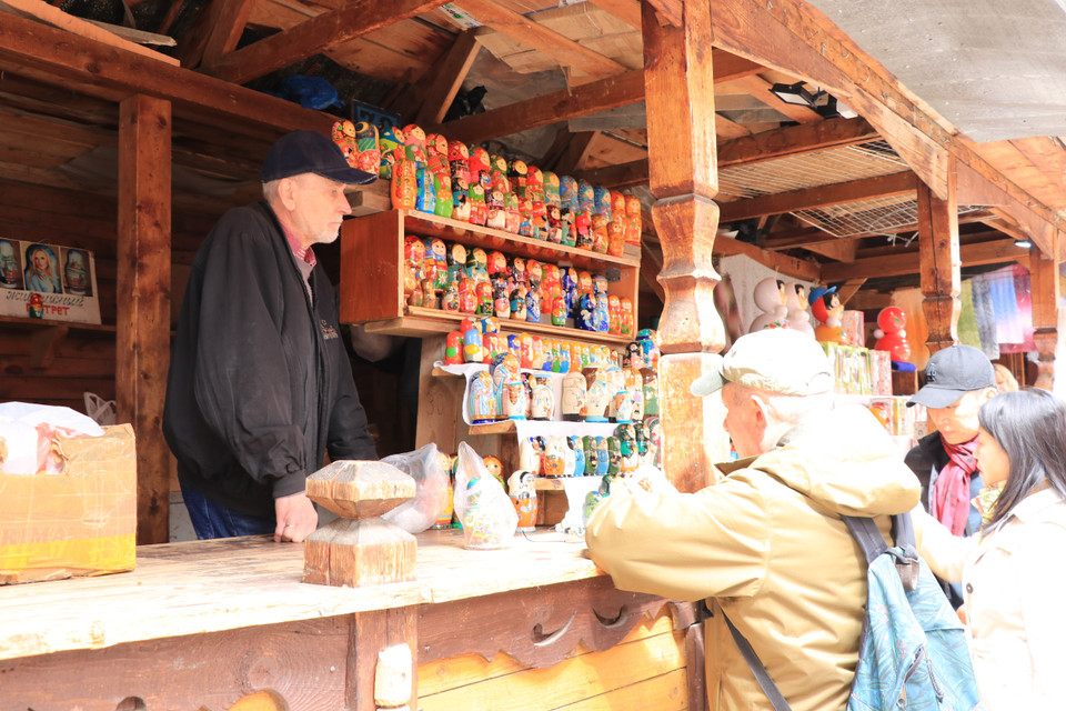 Các sản phẩm được các nghệ nhân tạo hình thủ công bằng tay. Mỗi sản phẩm đều mang chữ ký và thương hiệu của nghệ nhân sau khi hoàn thành. (Ảnh: Hùng Võ/Vietnam+)