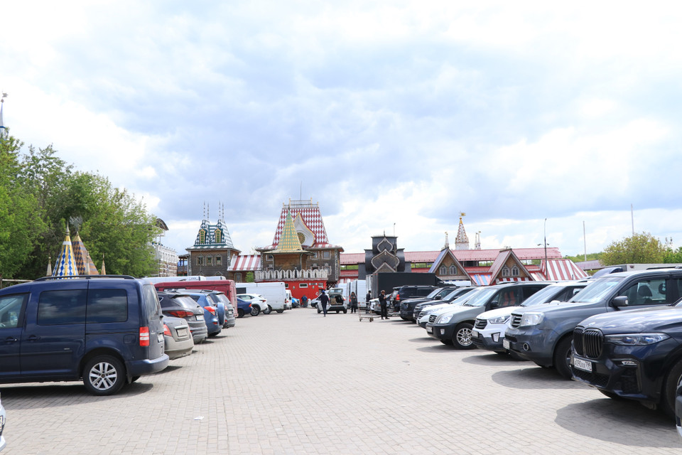 Tại chợ lưu niệm Vernissage, du khách sẽ vô cùng thích thú chiêm ngưỡng cảnh sắc và lưu lại những khoảnh khắc đáng nhớ. (Ảnh: Hùng Võ/Vietnam+)