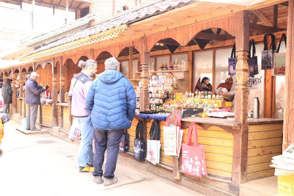 Đồ lưu niệm ở Vernissage không giống nhau cho dù thoạt nhìn có thể tưởng như vậy. Có hàng “chợ,” có hàng “tinh,” có hàng thủ công do nghệ nhân vẽ tay và ký tên mình lên đó, có hàng sản xuất đại trà dù hình thức “con đàn” nhưng không kém duyên dáng. (Ảnh: Hùng Võ/Vietnam+)