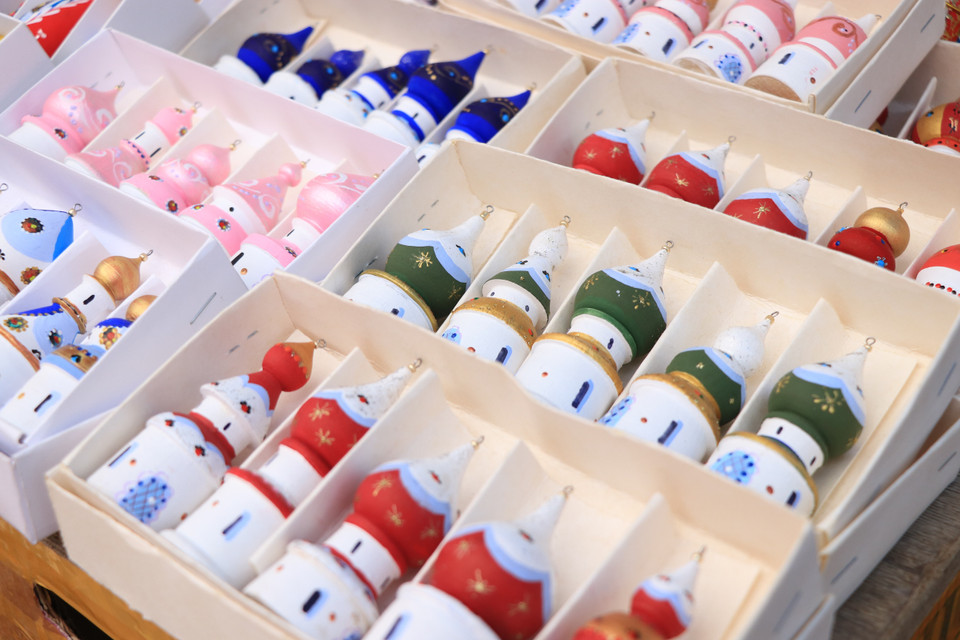 Không chỉ mang hình các cô gái Nga xinh đẹp trong truyện cổ tích, búp bê Matryoshka còn được khắc hình các loại thú, cầu thủ bóng đá, vận động viên khúc côn cầu trên băng (môn thể thao yêu thích số một của người Nga), nhân vật phim hoạt hình hiện đại. (Ảnh: Hùng Võ/Vietnam+)