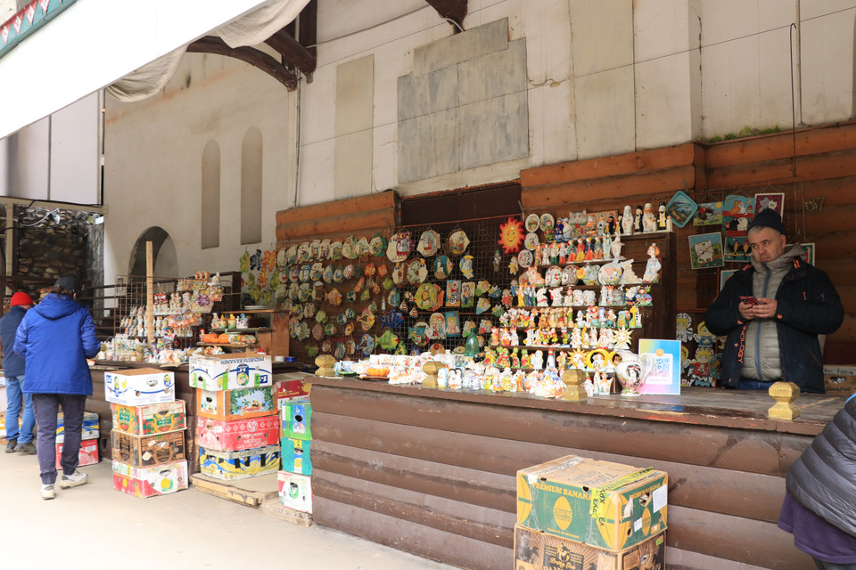 Thậm chí là búp bê được khắc hình nguyên thủ các nước. (Ảnh: Hùng Võ/Vietnam+)