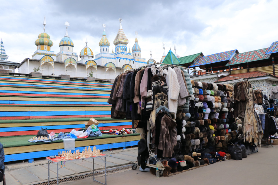 Gian hàng bán đồ áo Nga. (Ảnh: Hùng Võ/Vietnam+)