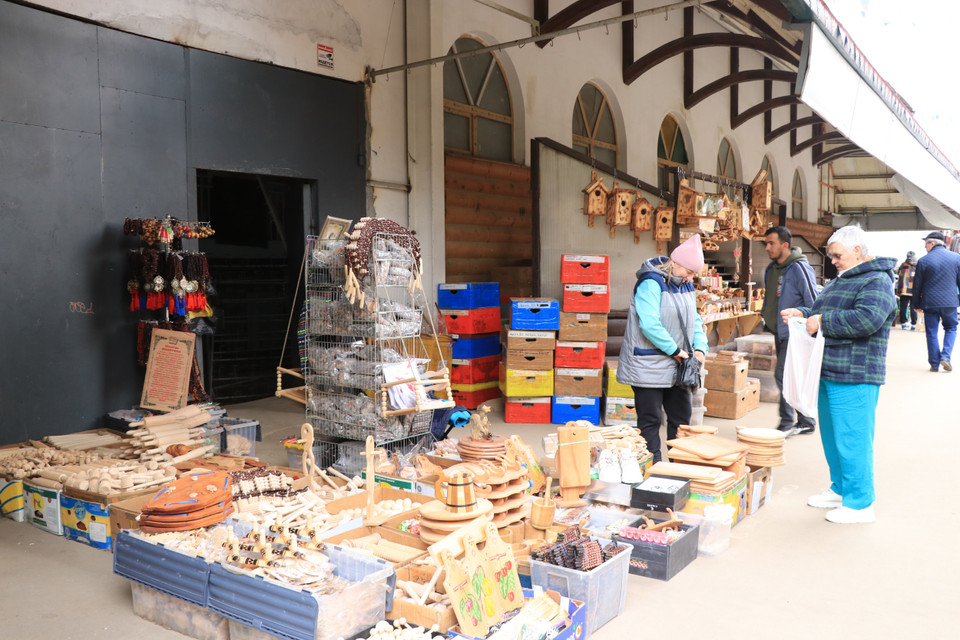 Các mặt hàng phổ biến tại chợ là các đồ thủ công bằng gỗ như búp bê Nga, đồ sành sứ bằng gỗ sơn. (Ảnh: Hùng Võ/Vietnam+)