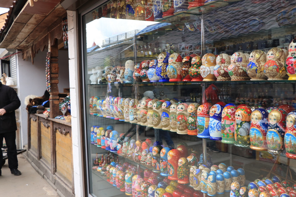 Ấn tượng nhất trong vô số các món đồ lưu niệm được bày bán tại chợ lưu niệm Vernissage là hình ảnh búp bê Matryoshka. (Ảnh: Hùng Võ/Vietnam+)