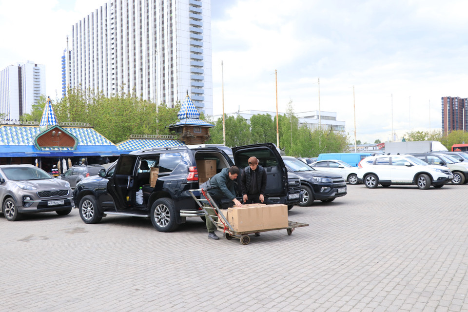 Những người thợ thủ công hội tụ ở khu chợ lưu niệm Vernissage đến từ khắp nước Nga. Họ đem những sản phẩm đặc trưng từng vùng đến chợ bày bán. (Ảnh: Hùng Võ/Vietnam+)