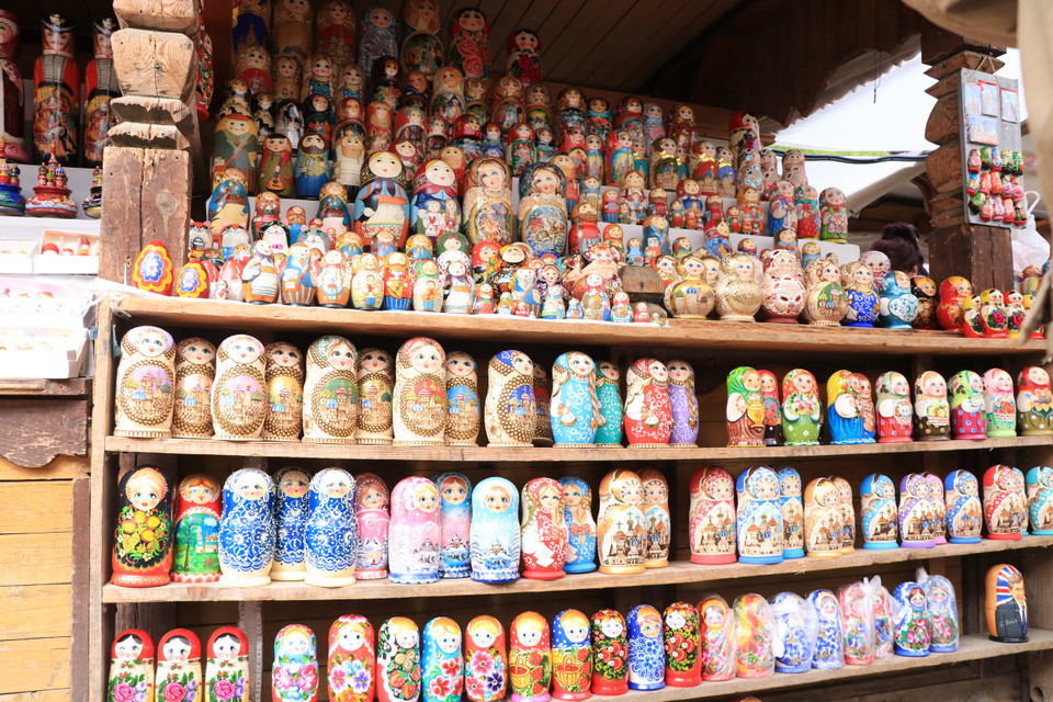 Chỉ riêng các cô gái Nga xinh đẹp trong truyện cổ tích đã có hàng ngàn mẫu búp bê Matryoshka khác nhau được khảm và chạm khắc trên nhiều loại chất liệu. (Ảnh: Hùng Võ/Vietnam+)