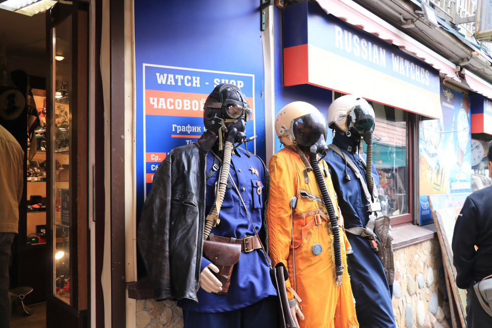 Gian hàng bán vật dụng quân nhân cũ từ thời Liên Xô tại chợ lưu niệm Vernissage ở Moskva, Liên bang Nga. (Ảnh: Hùng Võ/Vietnam+)