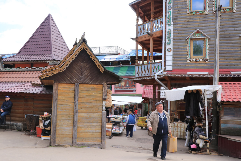 Các mặt hàng chủ yếu tại đây là tranh sơn dầu, đồ cổ, búp bê Matrioska, dây chuyền hổ phách, các sản phẩm làm từ thủy tinh; trong đó nhiều nhất là tranh sơn dầu bởi đây là mặt hàng được đông đảo du khách mua về. (Ảnh: Hùng Võ/Vietnam+)