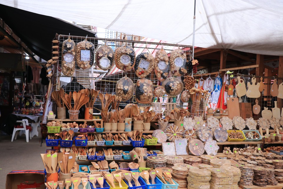 Điều thú vị nhất tại đây là du khách có thể mặc cả để mua những món đồ mang đặc trưng phong cách Nga, từ búp bê Matryoshka đến những món đồ cổ, hay vô số đồ lưu niệm được làm thủ công vô cùng tinh xảo. (Ảnh: Hùng Võ/Vietnam+)