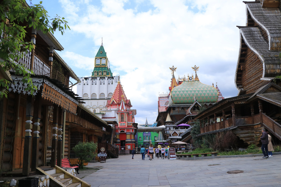 Khu chợ lưu niệm Vernissage là một trong những hội chợ lớn nhất ở Thủ đô Moskva trưng bày nhiều tác phẩm nghệ thuật trang trí và ứng dụng, đồ thủ công dân gian, đồ lưu niệm và đồ cổ truyền thống của Nga. (Ảnh: Hùng Võ/Vietnam+)