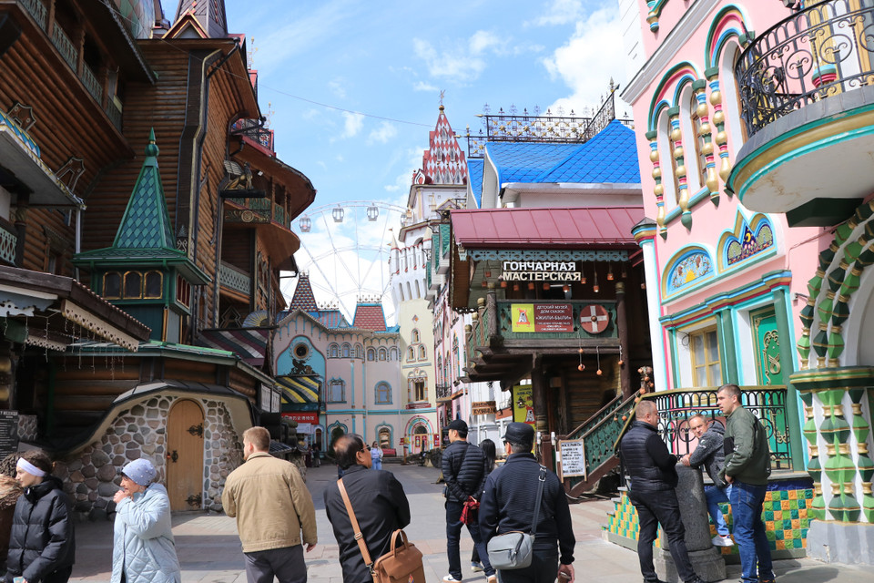 Bước qua khoảng sân khu phức hợp văn hóa, thương mại, giải trí Izmailovo Kremlin là nơi họp chợ của khu vực bán đồ cũ. Đây cũng là nơi mua bán các món đồ lưu niệm nhộn nhịp nhất ở Moskva. (Ảnh: Hùng Võ/Vietnam+)