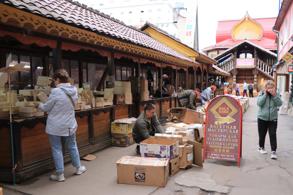 Ngoài ra, ở khu chợ lưu niệm Vernissage còn có nhiều mặt hàng khác như thảm, áp phích Liên Xô, huy hiệu, khăn trà, có rất nhiều món đồ làm bằng tay với đa dạng loại hình được bày bán trong khu chợ như các con rối bằng gỗ, giỏ xách. (Ảnh: Hùng Võ/Vietnam+)