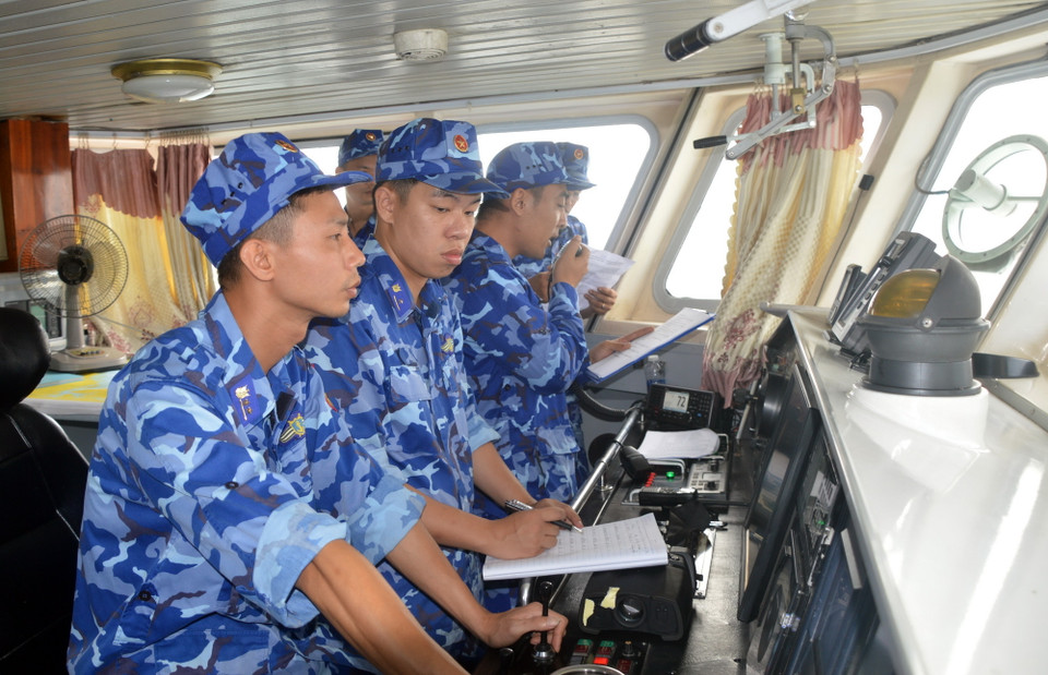 Chỉ huy lực lượng tuần tra Cảnh sát biển Việt Nam điện đàm với lực lượng tuần tra nước bạn. (Ảnh: Mạnh Thường/TTXVN phát)