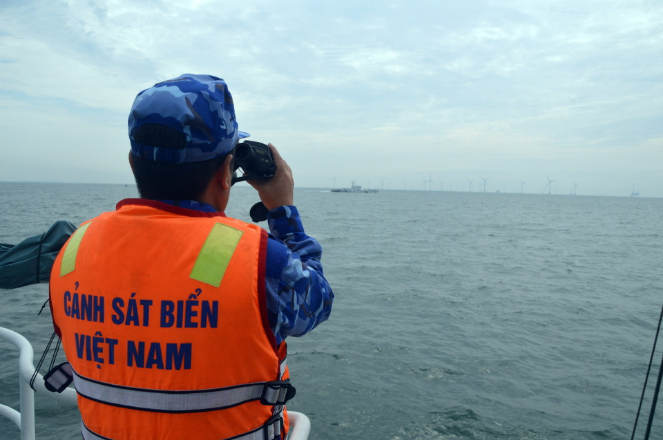 Lực lượng Cảnh sát biển Việt Nam quan sát, tuyên truyền tàu cá của ngư dân chấp hành nghiêm quy định về khai thác IUU. (Ảnh: Mạnh Thường/TTXVN phát)