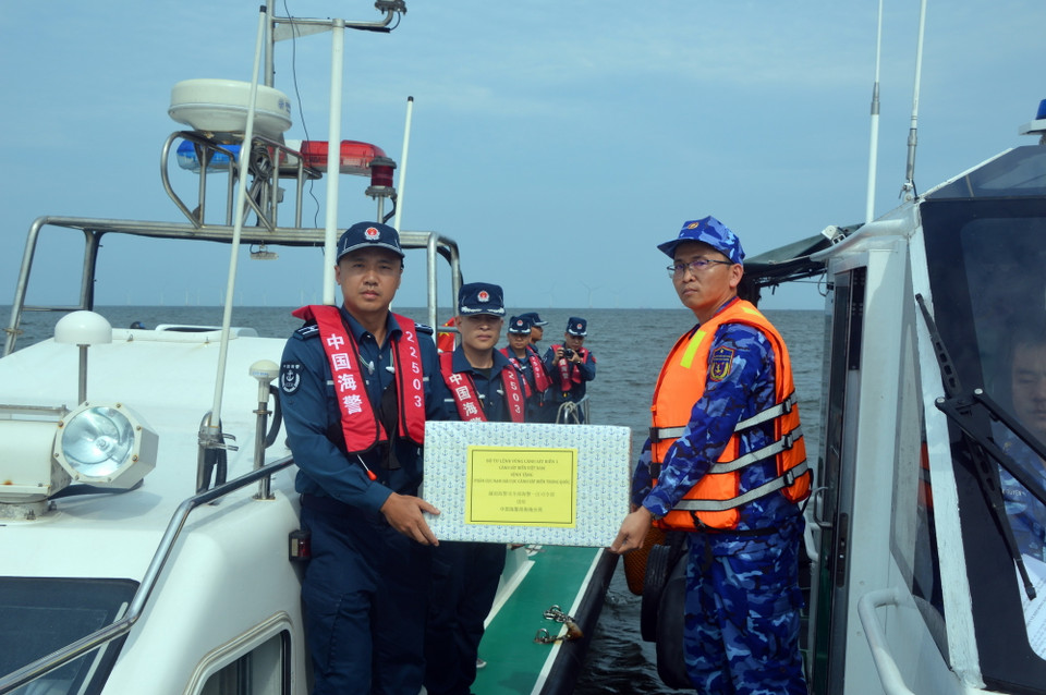 Lực lượng tuần tra hai nước tặng quà lưu niệm sau khi kết thúc nhiệm vụ. (Ảnh: Mạnh Thường/TTXVN phát)