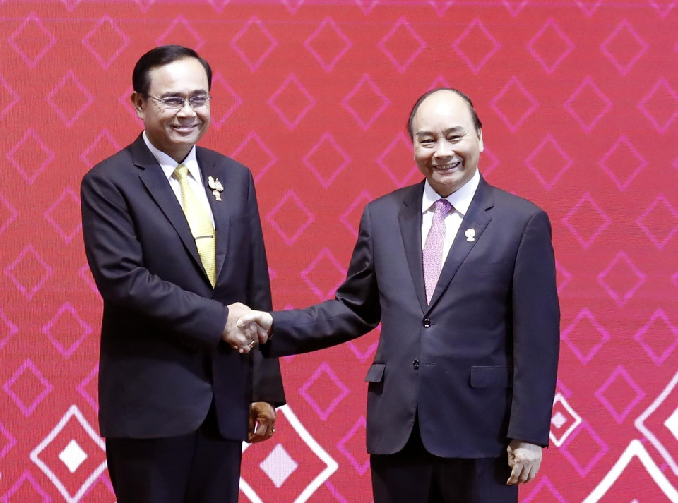 Thủ tướng Nguyễn Xuân Phúc bắt tay Thủ tướng Thái Lan Prayuth Chan-o-cha tại Lễ tiếp nhận vai trò Chủ tịch ASEAN của Việt Nam năm 2020. (Ảnh: Thống Nhất/TTXVN)