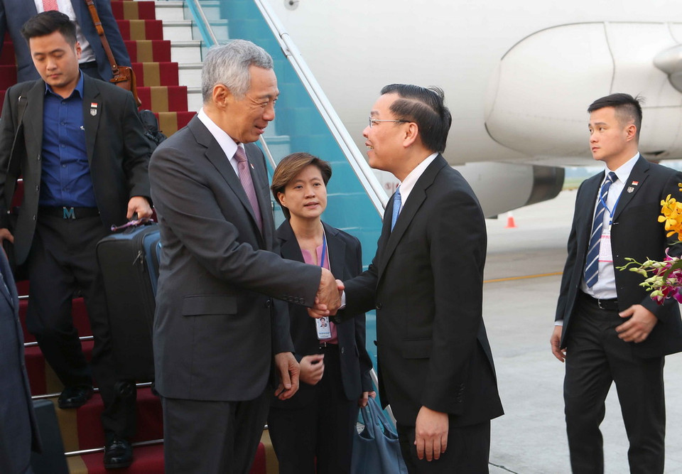 Bộ trưởng Bộ Khoa học và Công nghệ Chu Ngọc Anh đón Thủ tướng Singapore Lý Hiển Long tại sân bay quốc tế Nội Bài (Hà Nội).(Ảnh: Doãn Tấn/TTXVN)