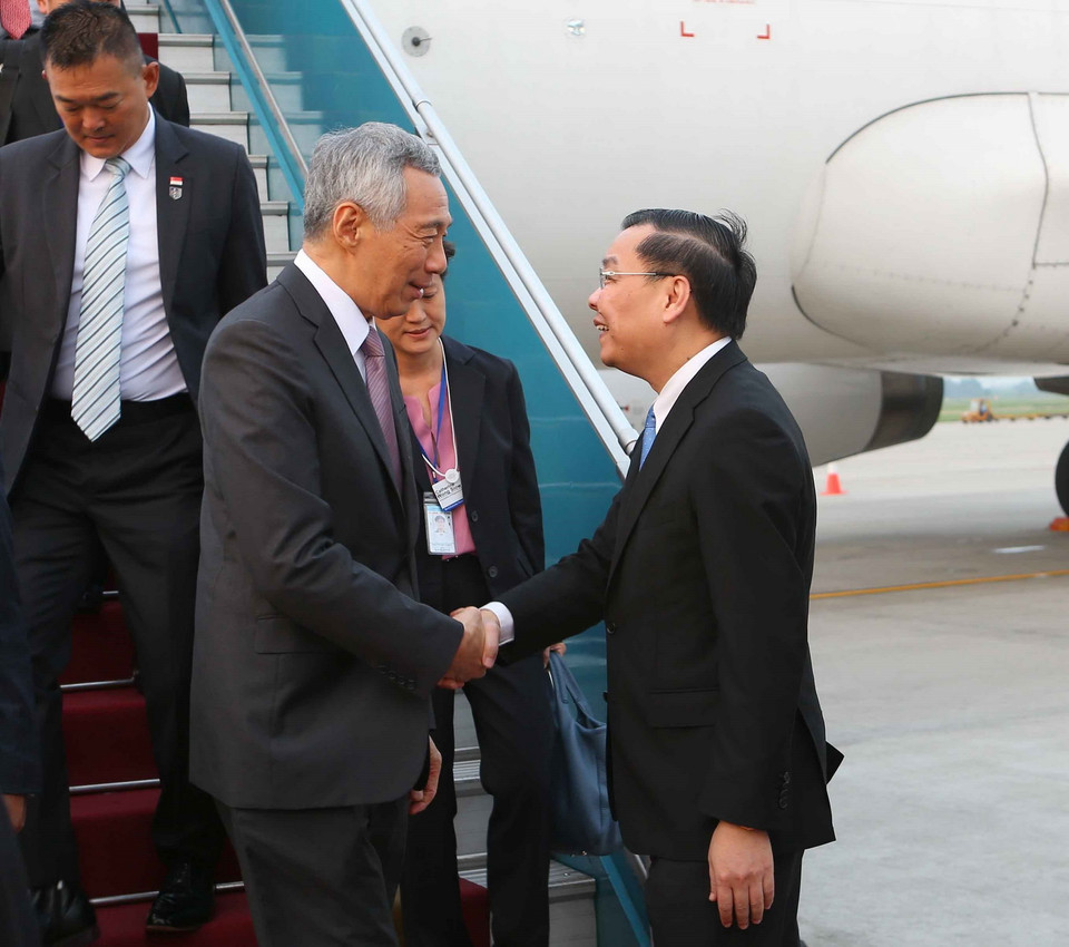 Bộ trưởng Bộ Khoa học và Công nghệ Chu Ngọc Anh đón Thủ tướng Singapore Lý Hiển Long tại sân bay quốc tế Nội Bài (Hà Nội). (Ảnh: Doãn Tấn/TTXVN)