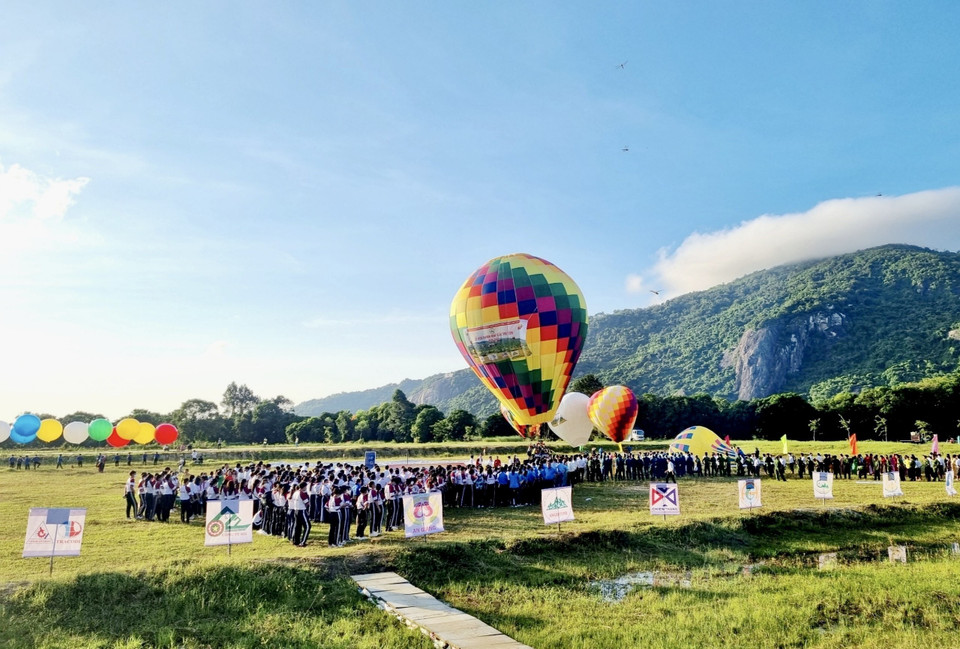 Lễ hội khinh khí cầu lần đầu tổ chức tại An Giang thu hút 80.000 lượt khách đến tham quan. (Ảnh: Thanh Sang/TTXVN)