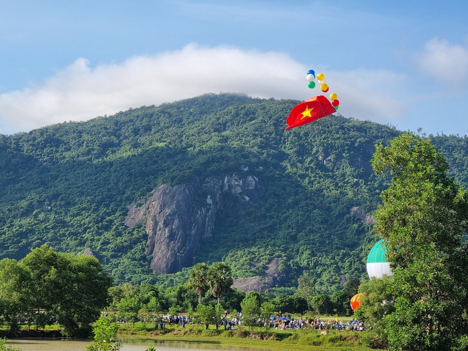 Lễ hội khinh khí cầu lần đầu tổ chức tại An Giang thu hút 80.000 lượt khách đến tham quan trong 4 ngày nghỉ lễ. (Ảnh: Thanh Sang/TTXVN)