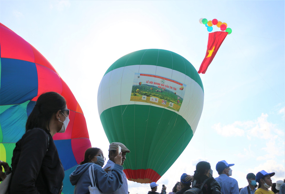 Đông đảo du khách đến chụp ảnh kỷ niệm và tham gia trải nghiệm bay khinh khí cầu. (Ảnh: Công Mạo/TTXVN)