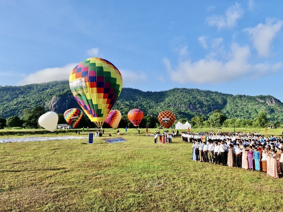 Lễ hội khinh khí cầu lần đầu tổ chức tại An Giang thu hút 80.000 lượt khách đến tham quan. (Ảnh: Thanh Sang/TTXVN)