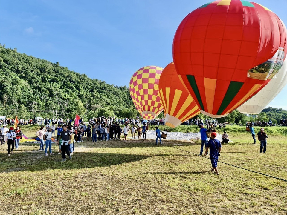 Lễ hội khinh khí cầu lần đầu tổ chức tại An Giang thu hút 80.000 lượt khách đến tham quan trong 4 ngày nghỉ lễ. (Ảnh: Thanh Sang/TTXVN)