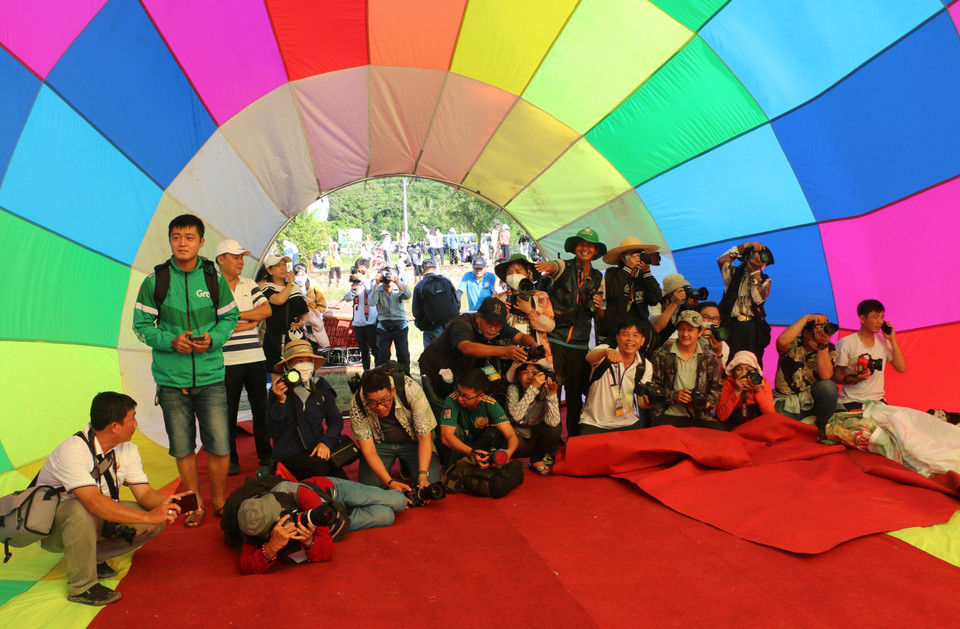 Lễ hội Khinh khí cầu thu hút đông đảo nhà báo, nhiếp ảnh gia đến chụp ảnh, đưa tin quảng bá về vùng đất, con người Tri Tôn. (Ảnh: Công Mạo/TTXVN)