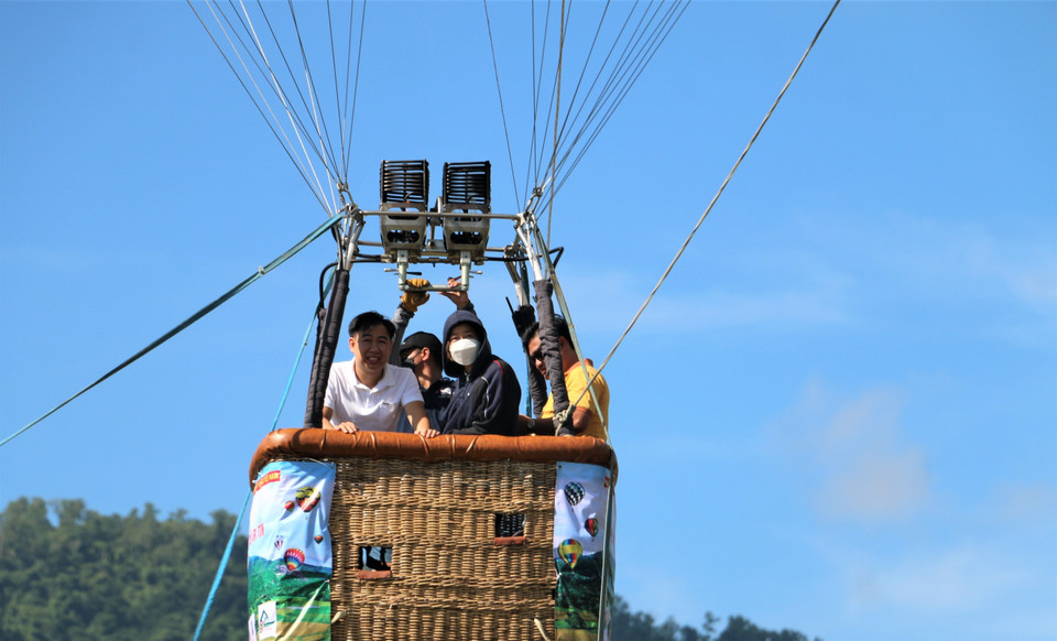 Du khách tham gia trải nghiệm bay khinh khí cầu. (Ảnh: Công Mạo/TTXVN)