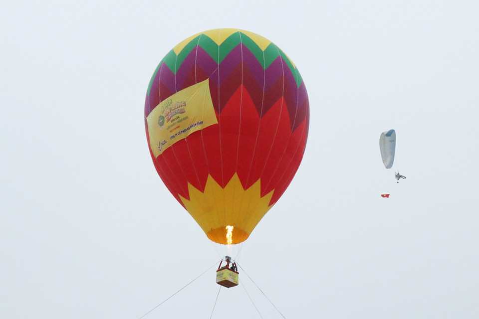 Bay khinh khí cầu tại Lễ hội Sầu riêng huyện Krông Pắc tại Đắk Lắk lần thứ nhất. (Ảnh: Tuấn Anh/TTXVN)