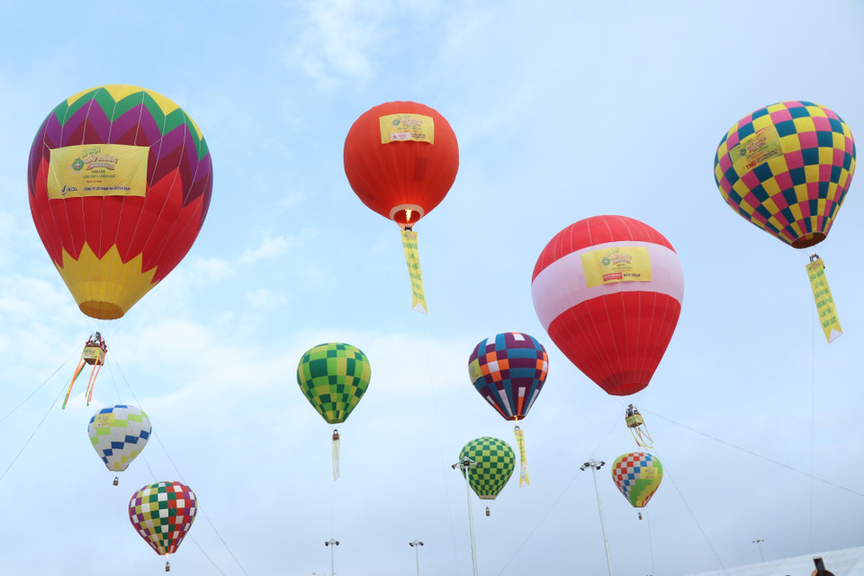 Bay khinh khí cầu tại Lễ hội Sầu riêng huyện Krông Pắc tại Đắk Lắk lần thứ nhất. (Ảnh: Tuấn Anh/TTXVN)