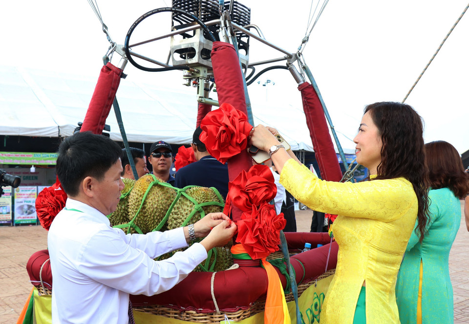 Thắt nơ kích hoạt hoạt động khinh khí cầu tại Lễ hội Sầu riêng huyện Krông Pắc tại Đắk Lắk lần thứ nhất. (Ảnh: Tuấn Anh/TTXVN)