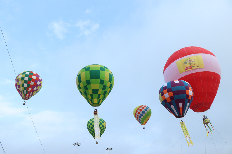 Bay khinh khí cầu tại Lễ hội Sầu riêng huyện Krông Pắc tại Đắk Lắk lần thứ nhất. (Ảnh: Tuấn Anh/TTXVN)