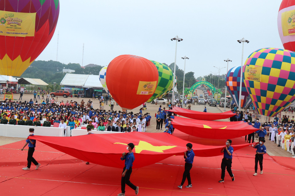 Rước đại kỳ chuẩn bị cho nghi Lễ chào cờ chào mừng 77 năm ngày Quốc khánh 2/9 tại Đắk Lắk. (Ảnh: Tuấn Anh/TTXVN)
