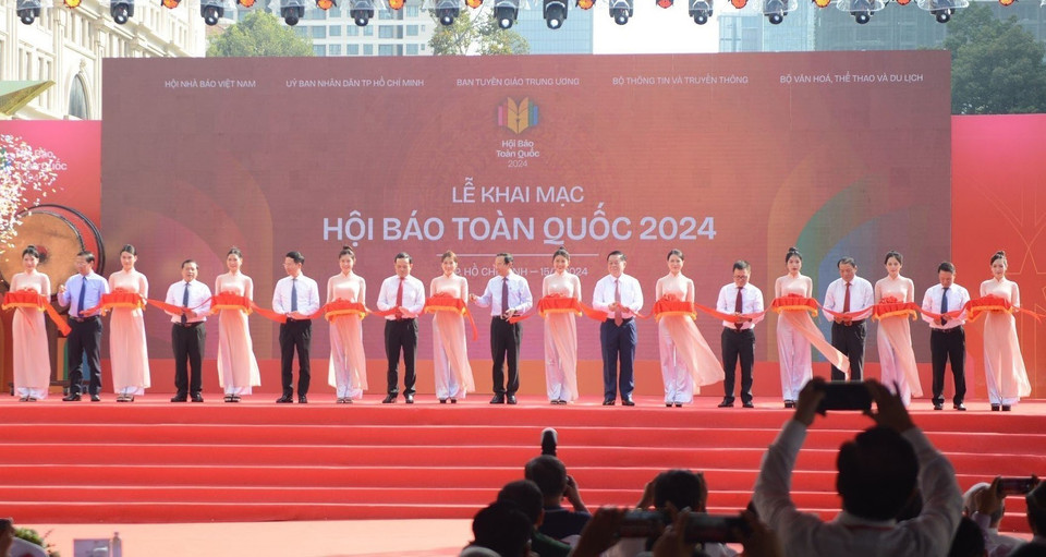 Các đại biểu cắt băng khai mạc Hội Báo toàn quốc 2024. Ảnh: Thu Hương - TTXVN