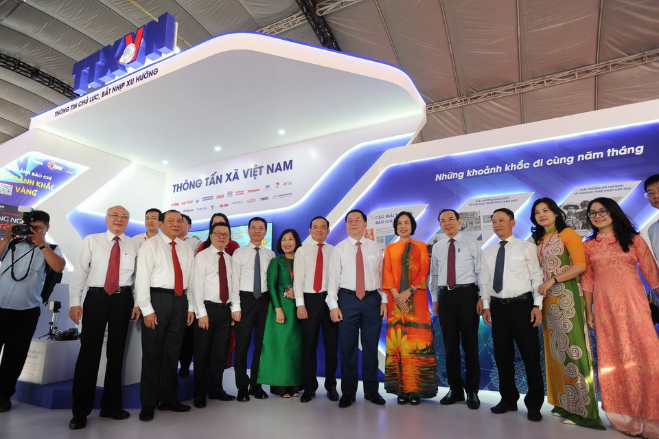 Các đại biểu tham quan gian trưng bày của TTXVN tại Hội Báo toàn quốc 2024. Ảnh: Thu Hương - TTXVN