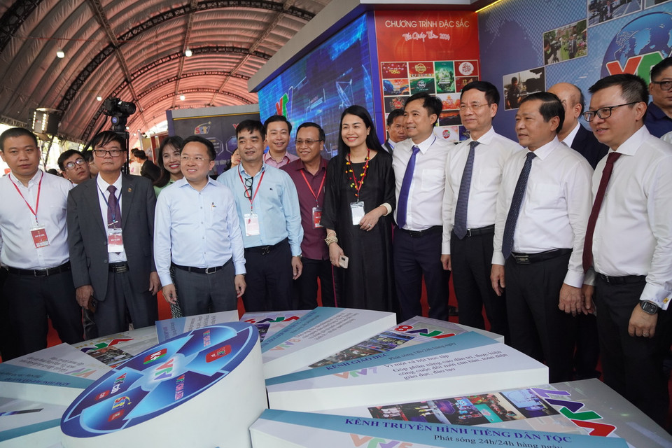 Đại biểu tham quan các gian trưng bày tại Hội Báo toàn quốc 2024. (Ảnh: Thu Hương/TTXVN)