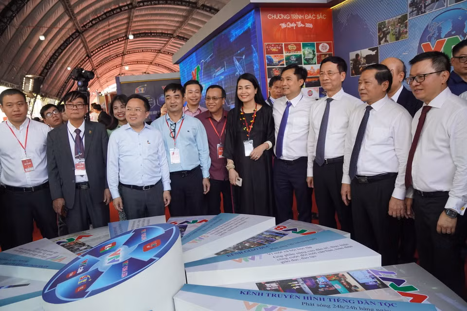 Đại biểu tham quan các gian trưng bày tại Hội Báo toàn quốc 2024. (Ảnh: Thu Hương/TTXVN)