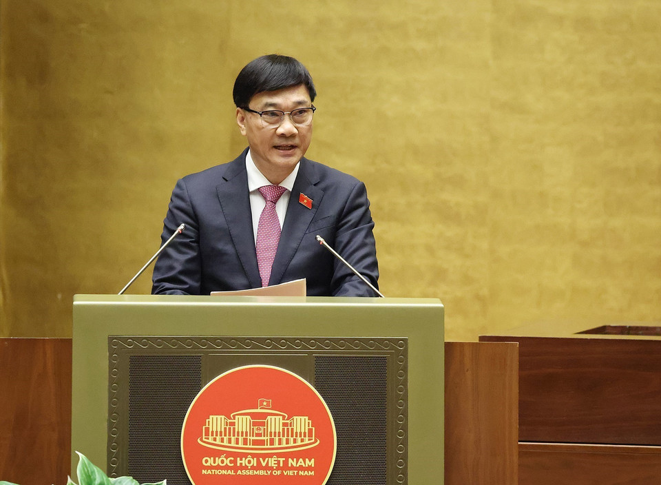 Chủ nhiệm Ủy ban Kinh tế của Quốc hội Vũ Hồng Thanh trình bày Báo cáo thẩm tra đánh giá bổ sung kết quả thực hiện kế hoạch phát triển kinh tế-xã hội và ngân sách nhà nước năm 2023; tình hình thực hiện kế hoạch phát triển kinh tế-xã hội và ngân sách nhà nước những tháng đầu năm 2024. (Ảnh: TTXVN)