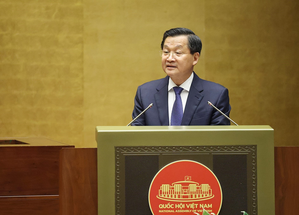 Phó Thủ tướng Lê Minh Khái, thừa ủy quyền của Thủ tướng Chính phủ trình bày Báo cáo đánh giá bổ sung kết quả thực hiện kế hoạch phát triển kinh tế-xã hội và ngân sách nhà nước năm 2023; tình hình thực hiện kế hoạch phát triển kinh tế-xã hội và ngân sách nhà nước những tháng đầu năm 2024. (Ảnh: TTXVN)
