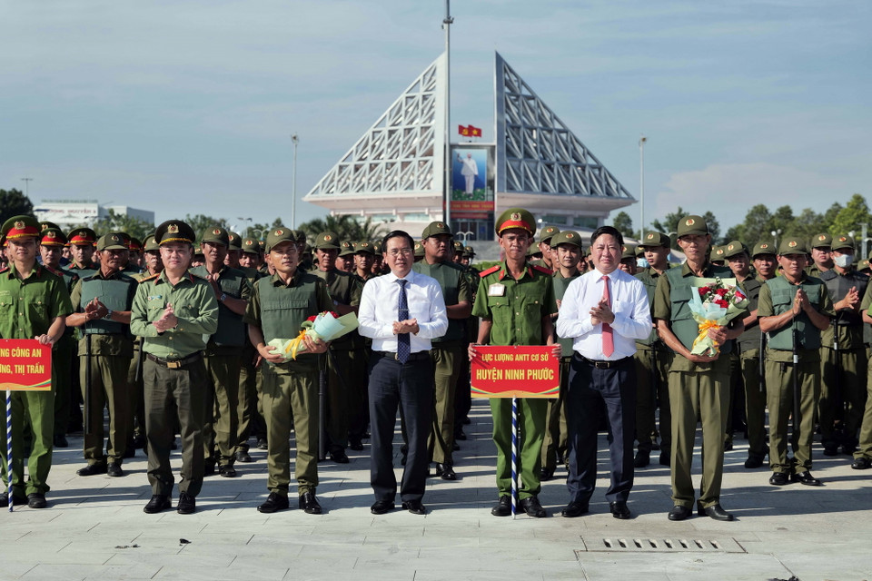 Ninh Thuận ra mắt Lực lượng tham gia bảo vệ an ninh, trật tự ở cơ sở. (Ảnh: Công Thử/TTXVN)