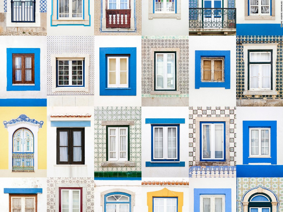 Ericeira (Bồ Đào Nha) - Golcalves cho biết công việc anh đang làm là một công trình nghiên cứu về kiến trúc đô thị và thẩm mỹ, nhấn mạnh sự độc đáo của những cánh cửa sổ trên khắp thế giới. (Nguồn: cnn.com)