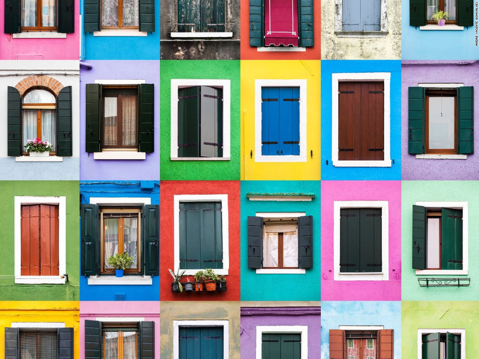 Burano (Italy) - Nhiếp ảnh gia Alves Vicente Goncalves đã chụp ảnh những khung cửa sổ ở cùng một thành phố và ghép chúng lại thành một bức ảnh lớn. (Nguồn: cnn.com)
