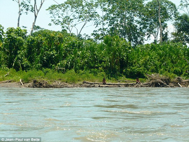 Là một bộ lạc du mục, người Mashco Piro thường xuyên đi lại trong rừng rậm. Họ thường ra bờ sông nhặt trứng rùa vào mùa khô, và vào rừng săn bắn khi mùa mưa đến. 