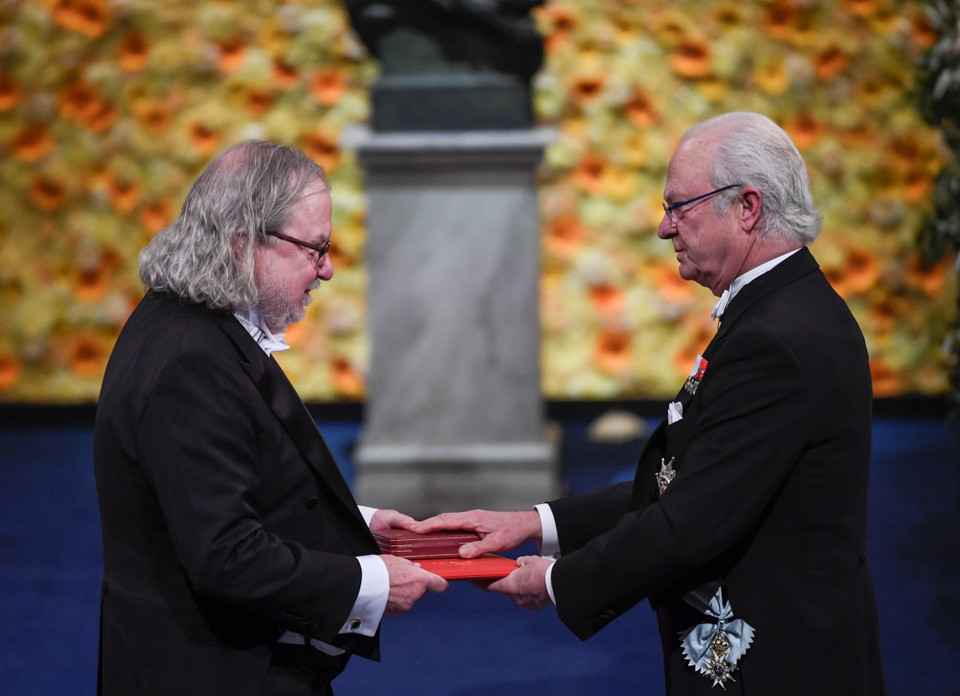 Nhà vua Thụy Điển Carl Gustaf trao giải Nobel Y sinh cho nhà khoa học James Allison cho công trình khám phá cách điều trị ung thư bằng ức chế miễn dịch âm tính, một cách tiếp cận mang tính cách mạng trong chữa trị bệnh ung thư. (Nguồn: Reuters)