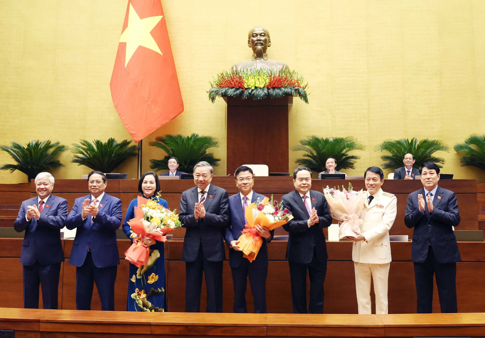 Các đồng chí lãnh đạo Đảng, Nhà nước tặng hoa chúc mừng Phó Chủ tịch Quốc hội Nguyễn Thị Thanh, Phó Thủ tướng Chính phủ Lê Thành Long và Bộ trưởng Bộ Công an Lương Tam Quang. (Ảnh: Thống Nhất/TTXVN)