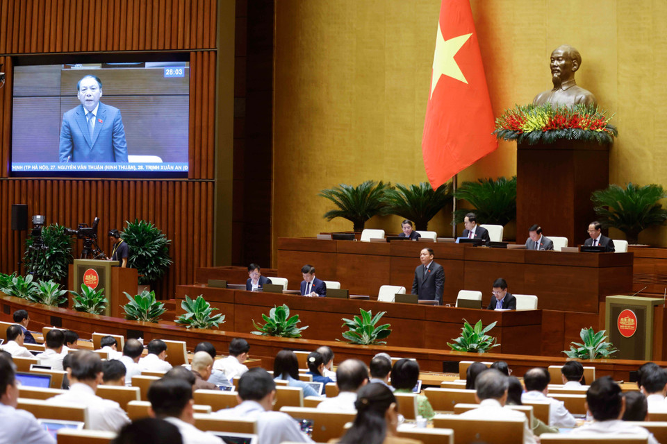 Bộ trưởng Bộ Văn hóa, Thể thao và Du lịch Nguyễn Văn Hùng trả lời chất vấn. (Ảnh: Doãn Tấn/TTXVN)