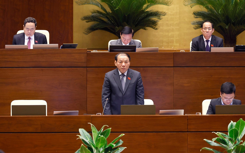 Bộ trưởng Bộ Văn hóa, Thể thao và Du lịch Nguyễn Văn Hùng trả lời chất vấn. (Ảnh: Doãn Tấn/TTXVN)