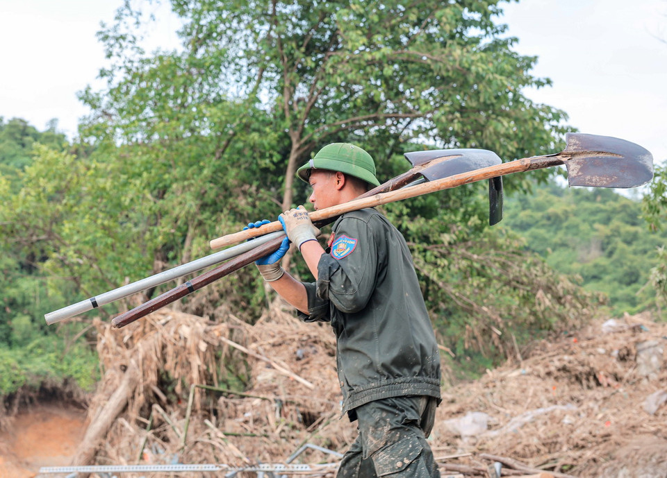 Cán bộ, chiến sỹ cảnh sát cơ động nói riêng, lực lượng công an nhân dân nói chung luôn có mặt giúp đỡ nhân dân, hỗ trợ khắc phục thiên tai, cứu hộ, cứu nạn. (Ảnh: Hoàng Hiếu/TTXVN)